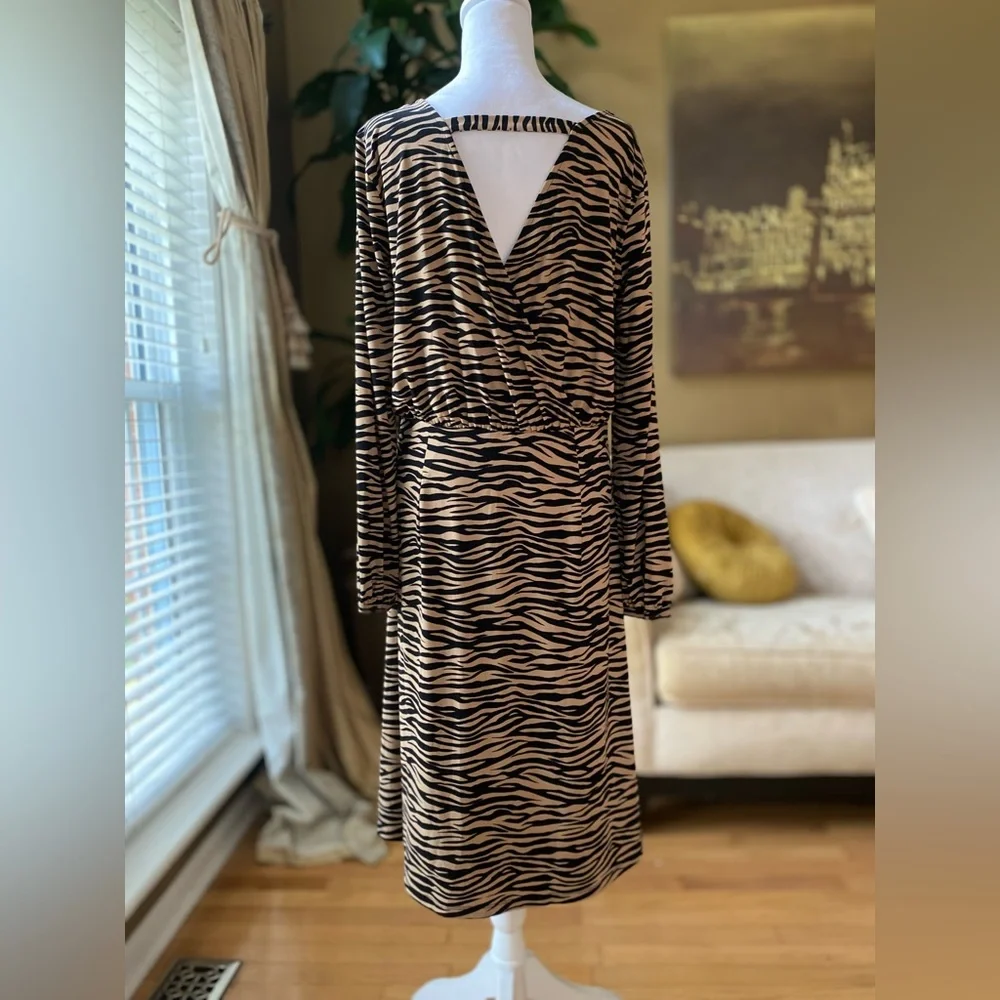 🆕 LOFT Dress in Black/Tan Zebra Pattern, Size 6 - Picture 4 of 12